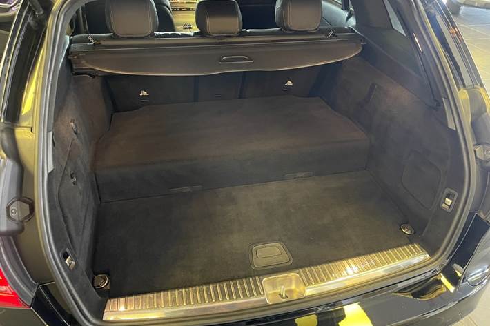 Sort Mercedes C300 de fra 2020