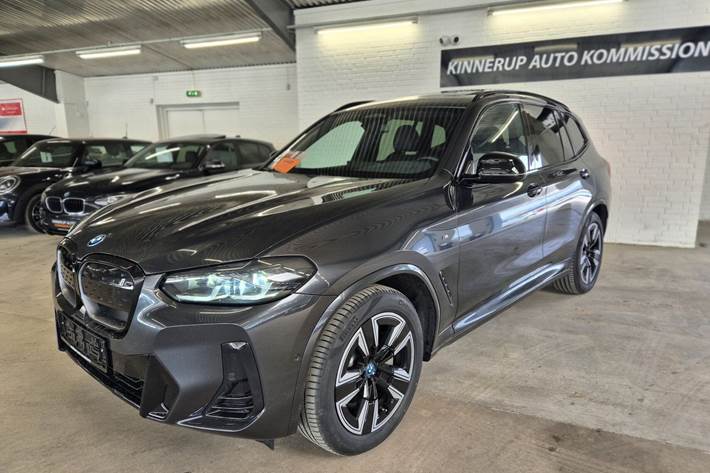 Sort BMW iX3 fra 2022 set udefra