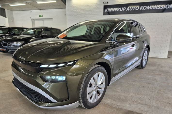 Grøn Skoda Enyaq fra 2025 set udefra