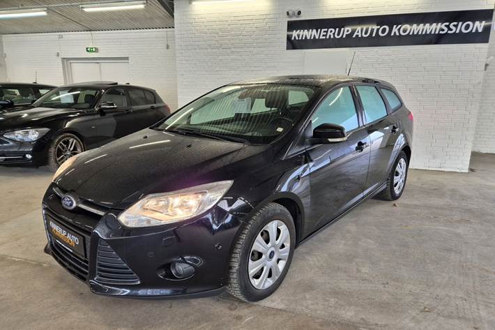 Sort Ford Focus fra 2013 set udefra