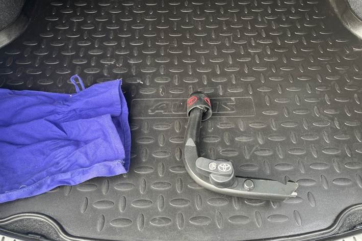 Grå Toyota Auris fra 2018