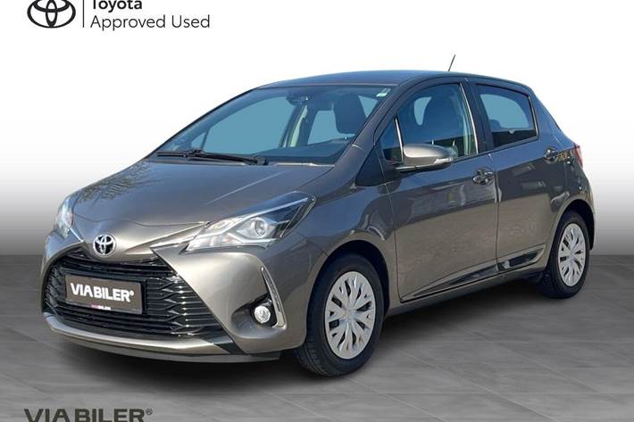 Grå Toyota Yaris fra 2017