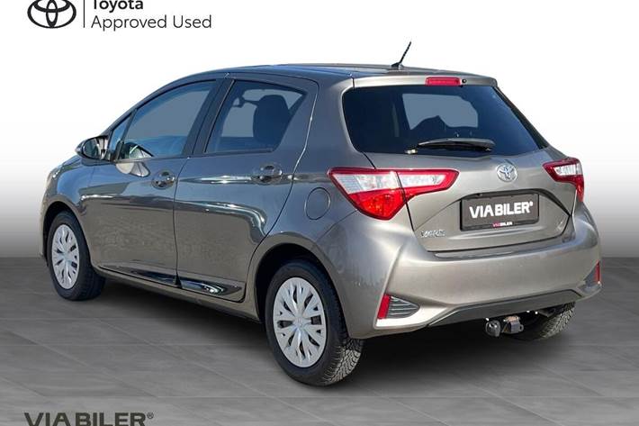 Grå Toyota Yaris fra 2017