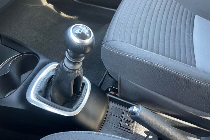 Grå Toyota Yaris fra 2017