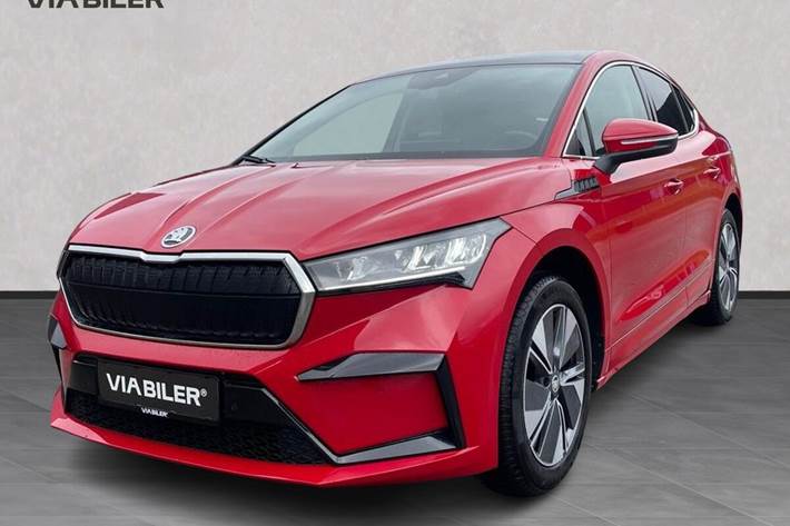 Rød Skoda Enyaq iV fra 2023 set udefra