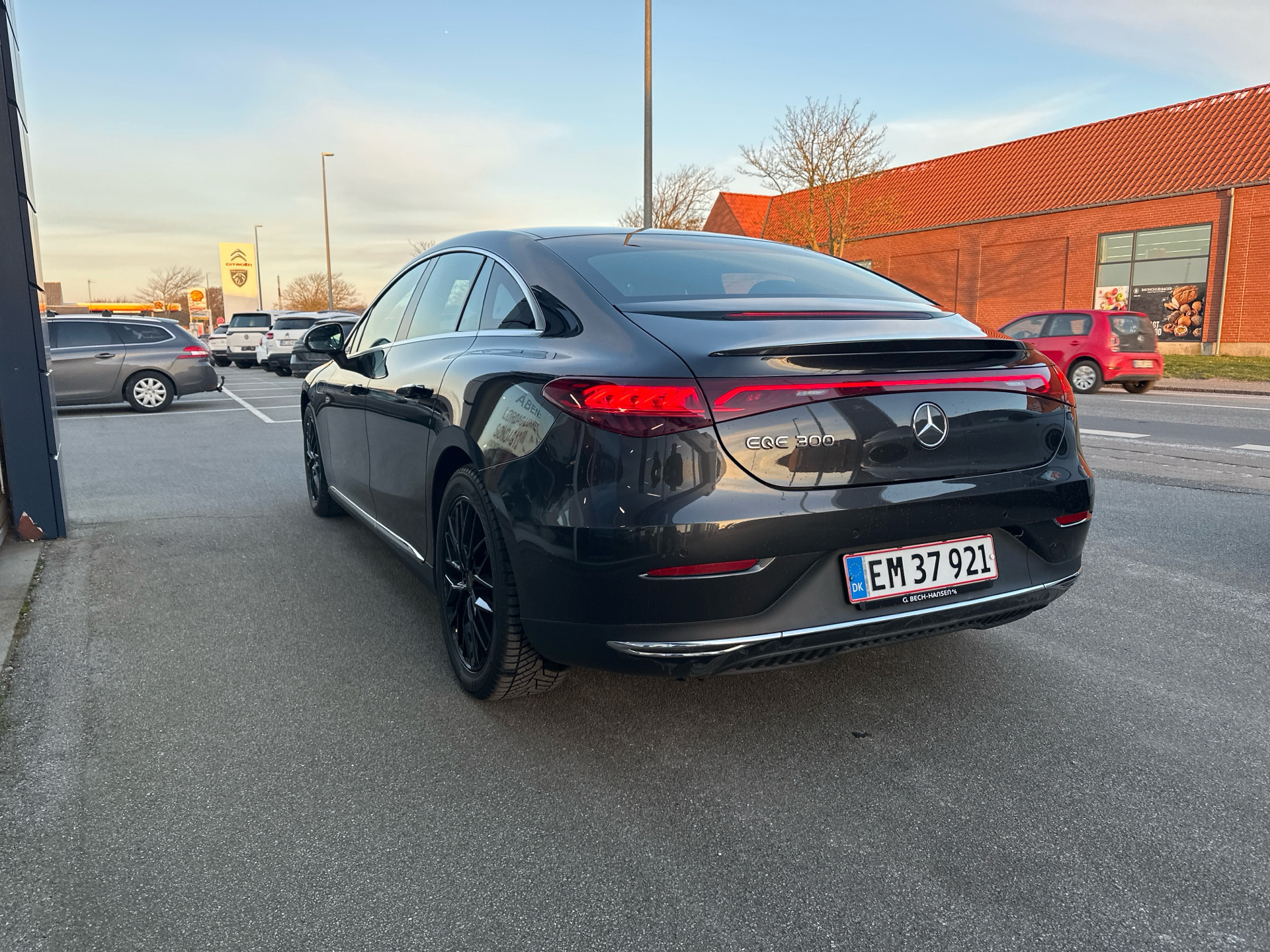 Grå Mercedes EQE 300 fra 2024