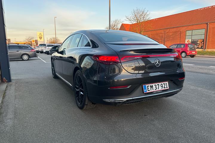Grå Mercedes EQE 300 fra 2024