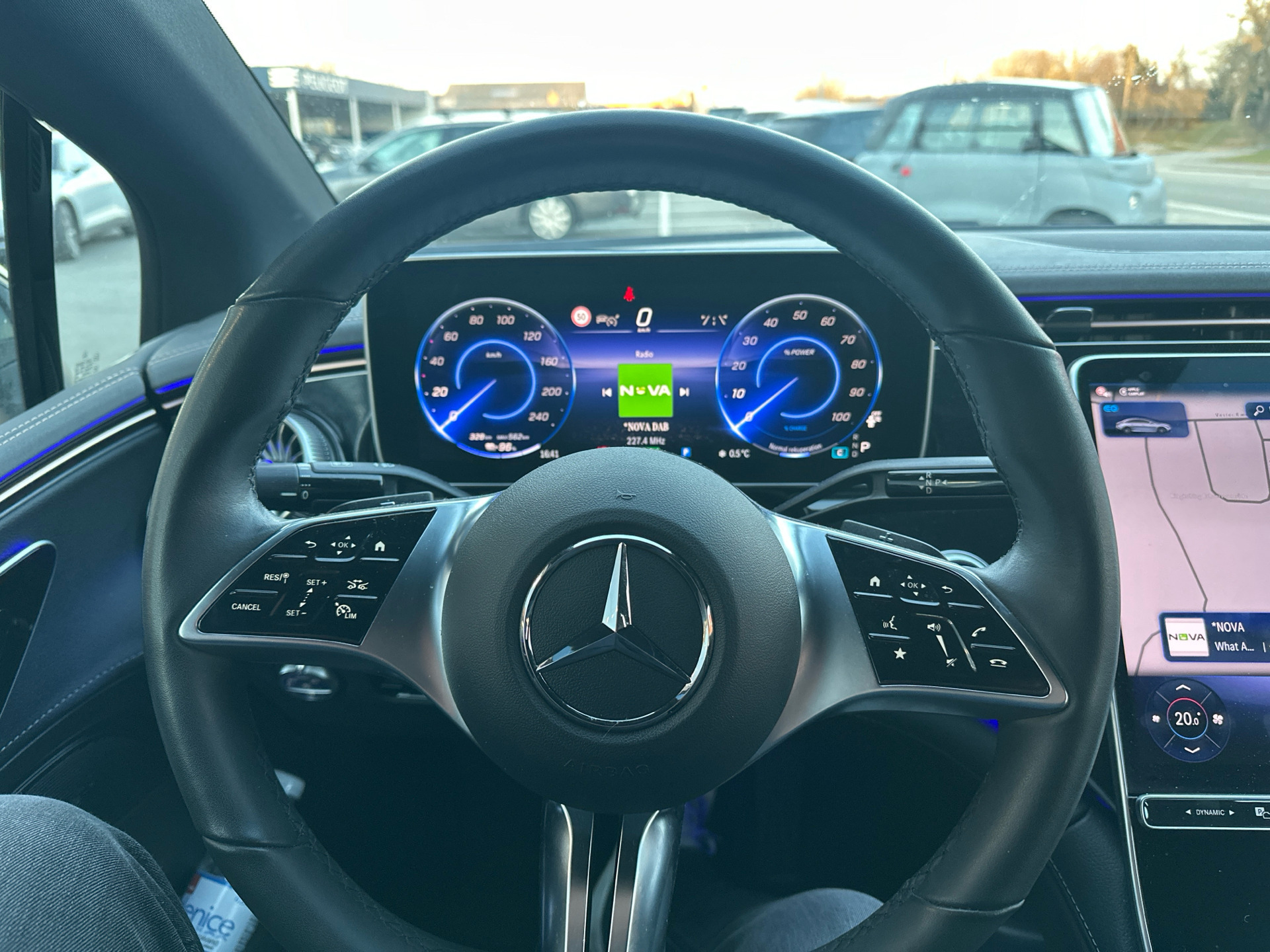 Grå Mercedes EQE 300 fra 2024