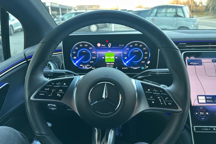 Grå Mercedes EQE 300 fra 2024