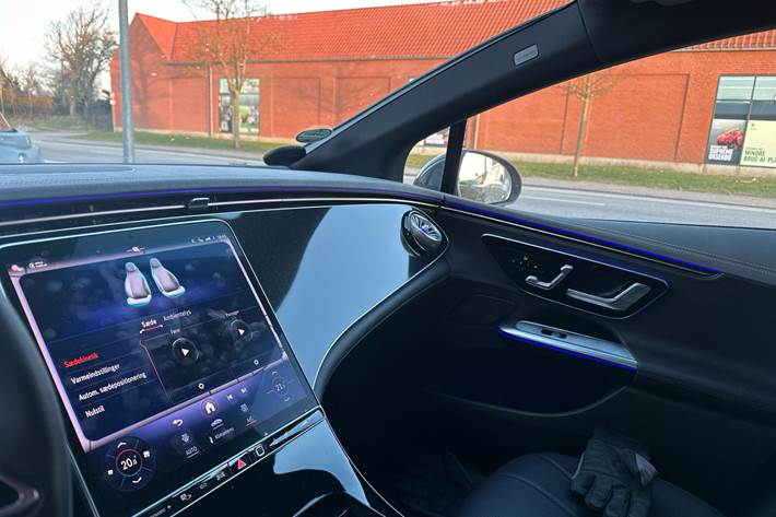 Grå Mercedes EQE 300 fra 2024