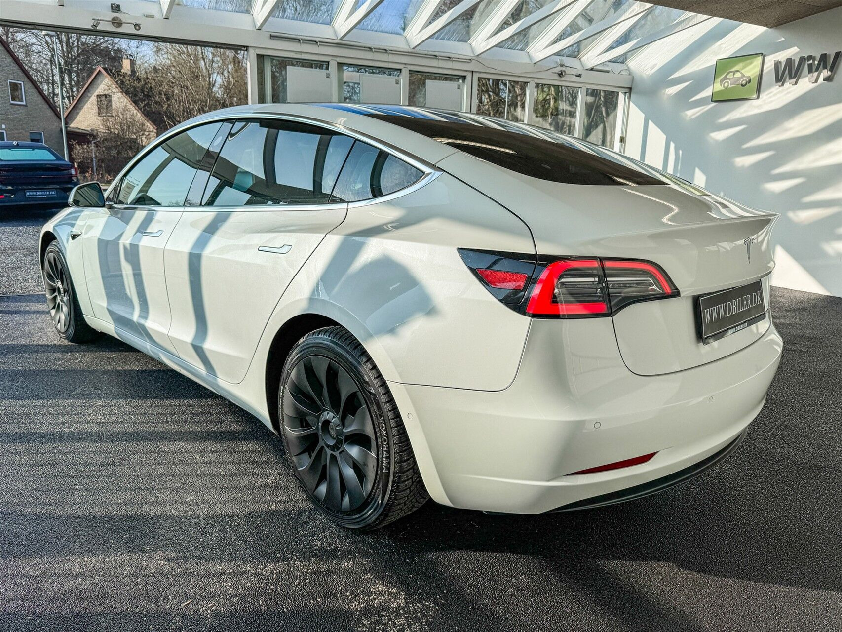 Hvid Tesla Model 3 fra 2020