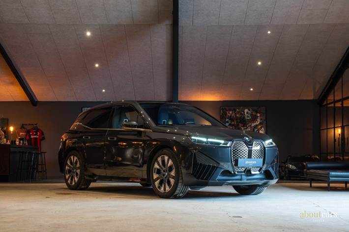 Grå BMW iX fra 2023