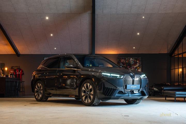 Grå BMW iX fra 2023 set udefra
