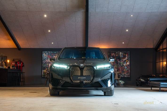 Grå BMW iX fra 2023