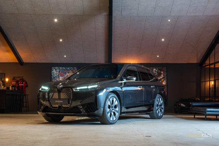 Grå BMW iX fra 2023