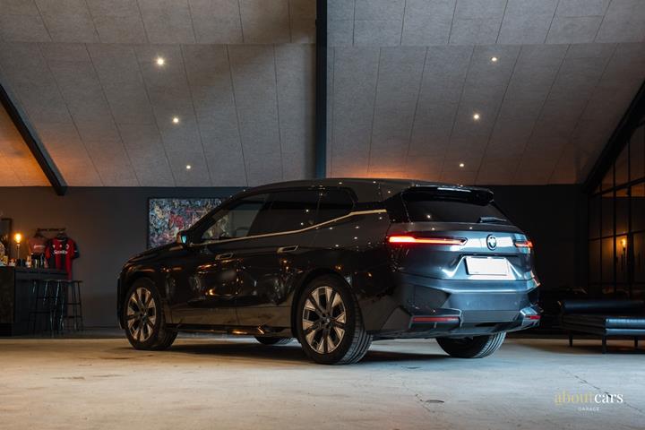 Grå BMW iX fra 2023