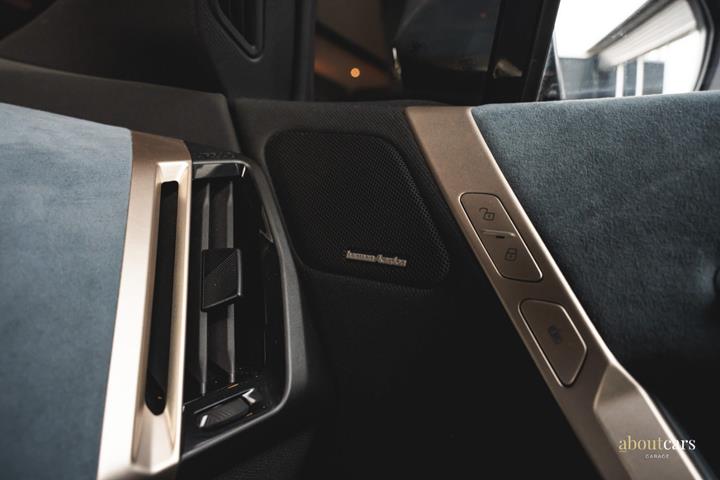 Grå BMW iX fra 2023