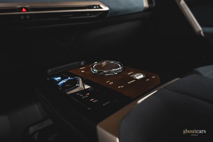 Grå BMW iX fra 2023