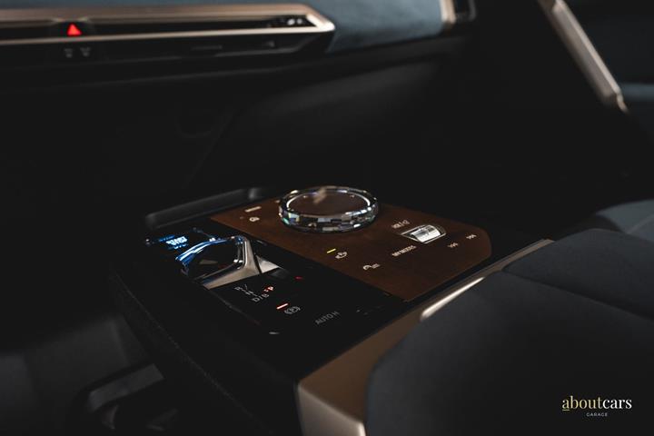 Grå BMW iX fra 2023