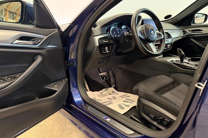 Blå BMW 520d fra 2017