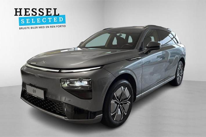 Grå Xpeng G9 fra 2023 set udefra