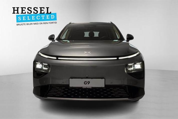 Grå Xpeng G9 fra 2023