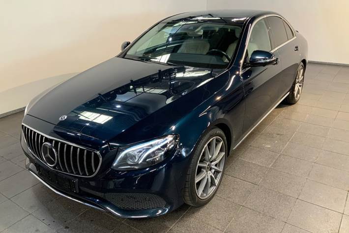 Blå Mercedes E220 d fra 2016 set udefra