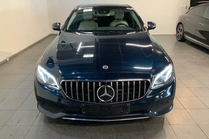 Blå Mercedes E220 d fra 2016