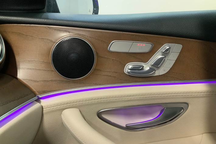 Blå Mercedes E220 d fra 2016
