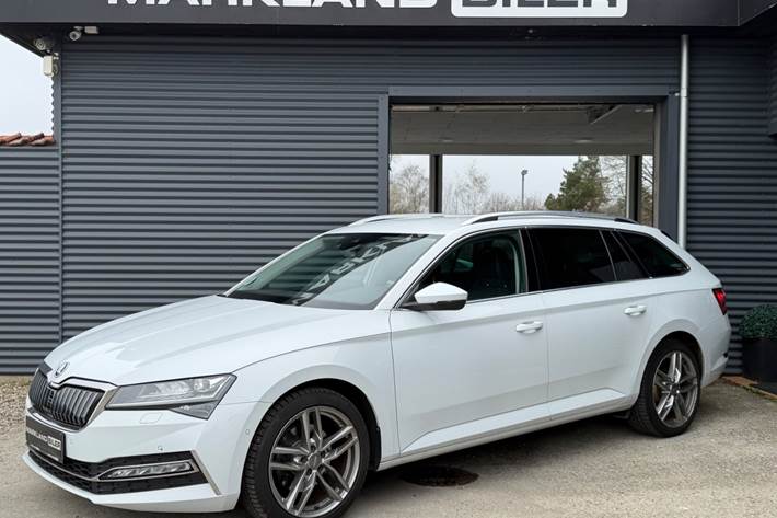 Hvid Skoda Superb fra 2020 set udefra
