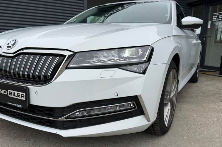 Hvid Skoda Superb fra 2020