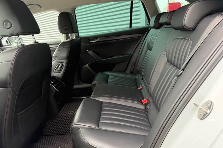 Hvid Skoda Superb fra 2020