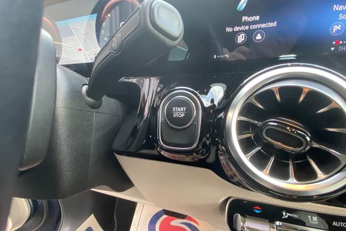 Blå Mercedes EQA250 fra 2021