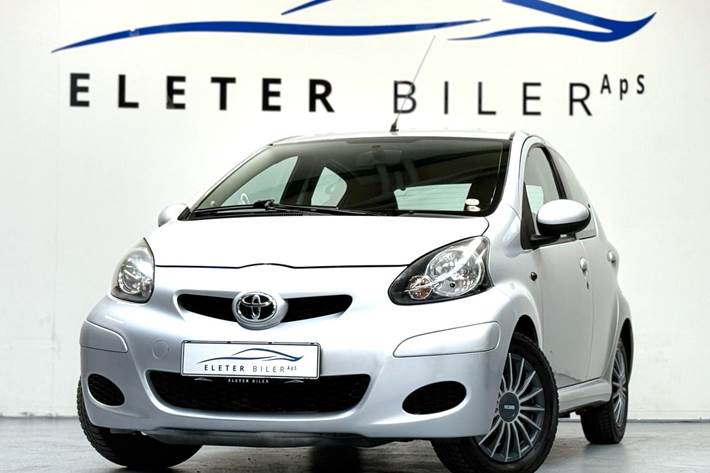 Sølv Toyota Aygo fra 2011 set udefra