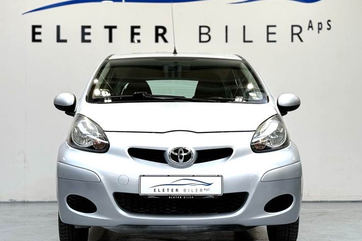 Sølv Toyota Aygo fra 2011