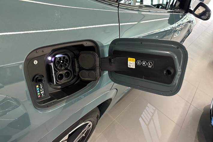 Grøn BMW iX1 fra 2024