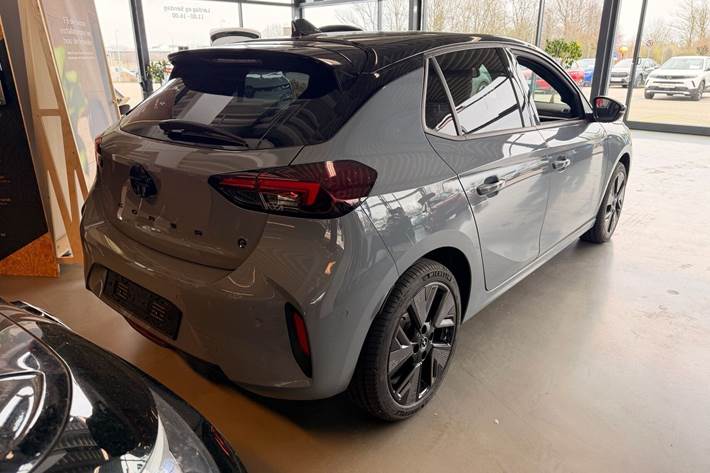 Grå Opel Corsa-e fra 2024
