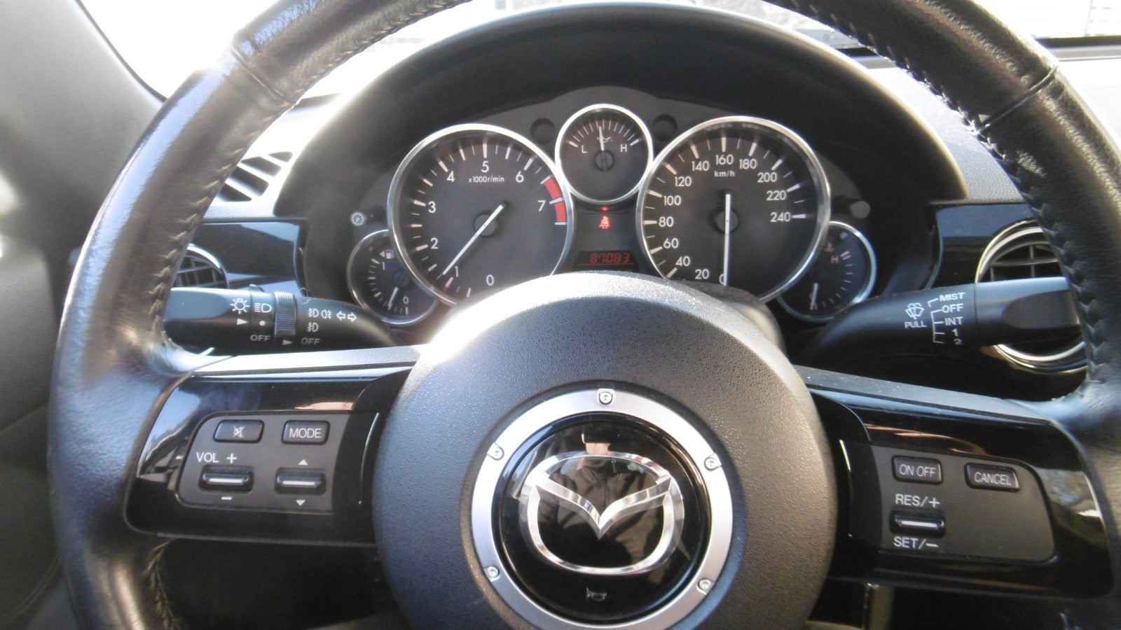 Grå Mazda MX-5 fra 2012