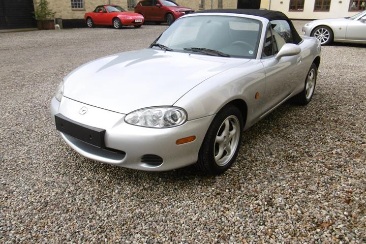Sølv Mazda MX-5 fra 2005 set udefra