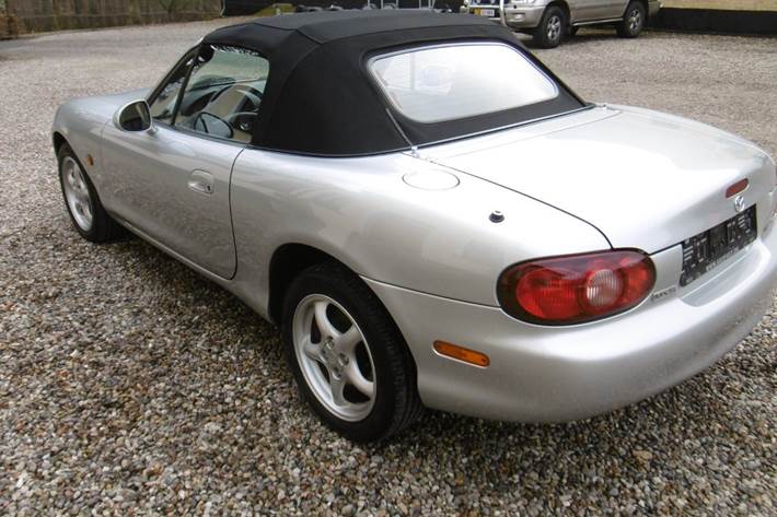 Sølv Mazda MX-5 fra 2005