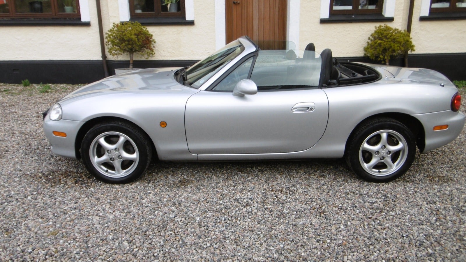 Sølv Mazda MX-5 fra 2005