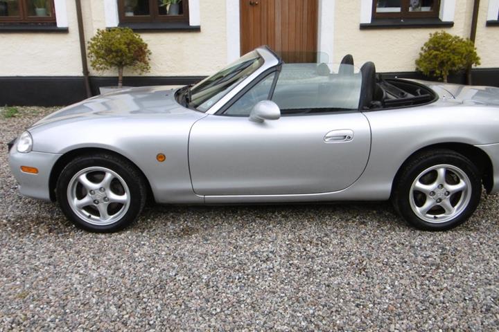 Sølv Mazda MX-5 fra 2005