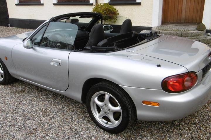 Sølv Mazda MX-5 fra 2005