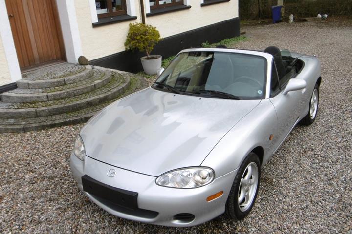 Sølv Mazda MX-5 fra 2005