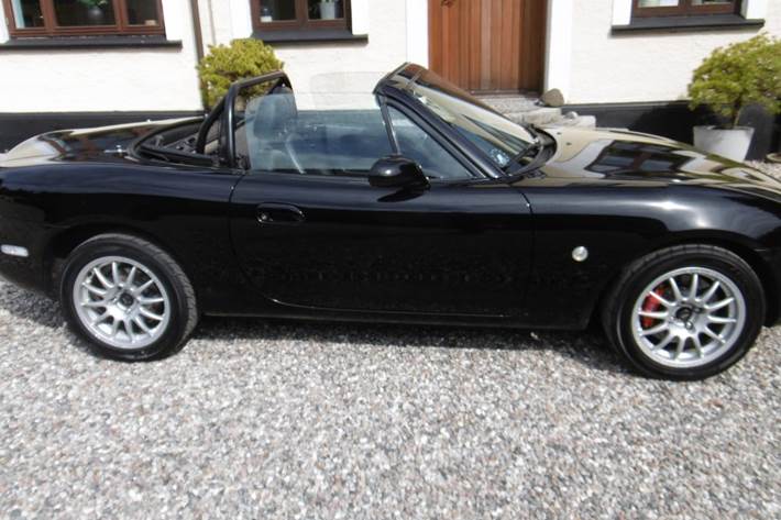 Sort Mazda MX-5 fra 2000