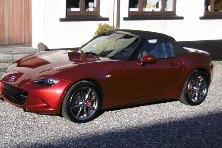 Rød Mazda MX-5 fra 2022