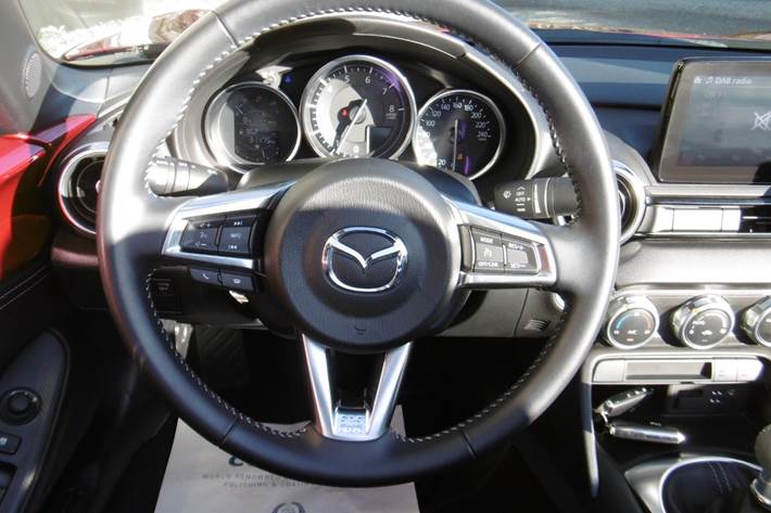 Rød Mazda MX-5 fra 2022