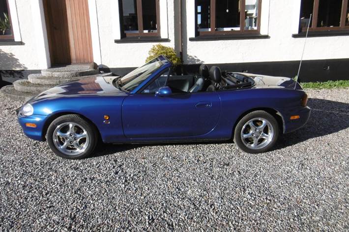 Blå Mazda MX-5 fra 1999