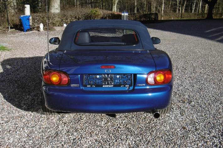 Blå Mazda MX-5 fra 1999