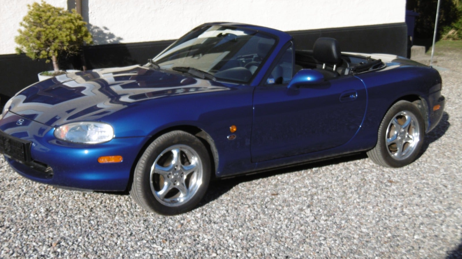 Blå Mazda MX-5 fra 1999